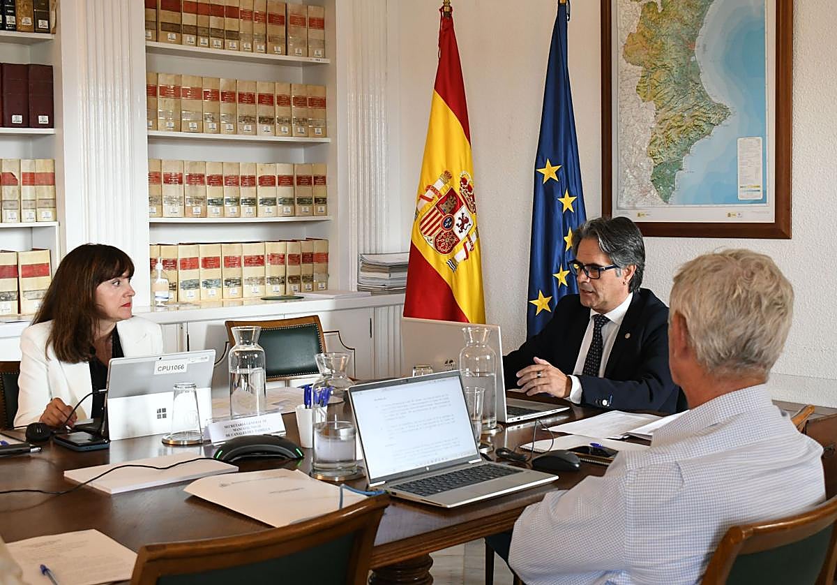 El presidente de la Mancomunidad, Juan Cascales, al centro, tras la sesión del Comité Ejecutivo celebrada en la sede de sus oficinas centrales en Cartagena.