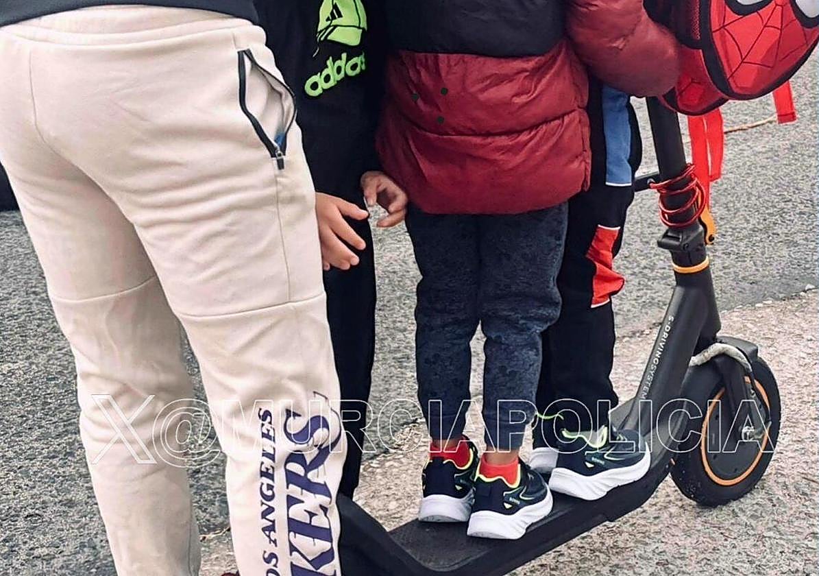 El hombre denunciado y los menores, en el patinete.