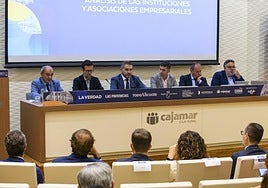 Juan Antonio Pedreño, Carlos Recio, Miguel López Abad, Federico Fuster, Carlos Baño y Emilio Sampedro, durante la segunda mesa redonda del encuentro empresarial.
