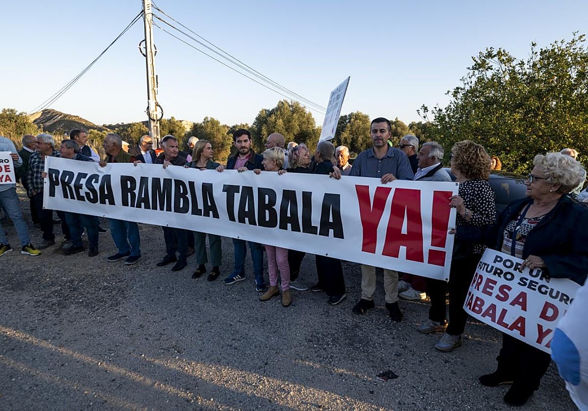 Una de las protestas vecinales para reclamar la presa, en noviembre del año pasado en Zeneta.