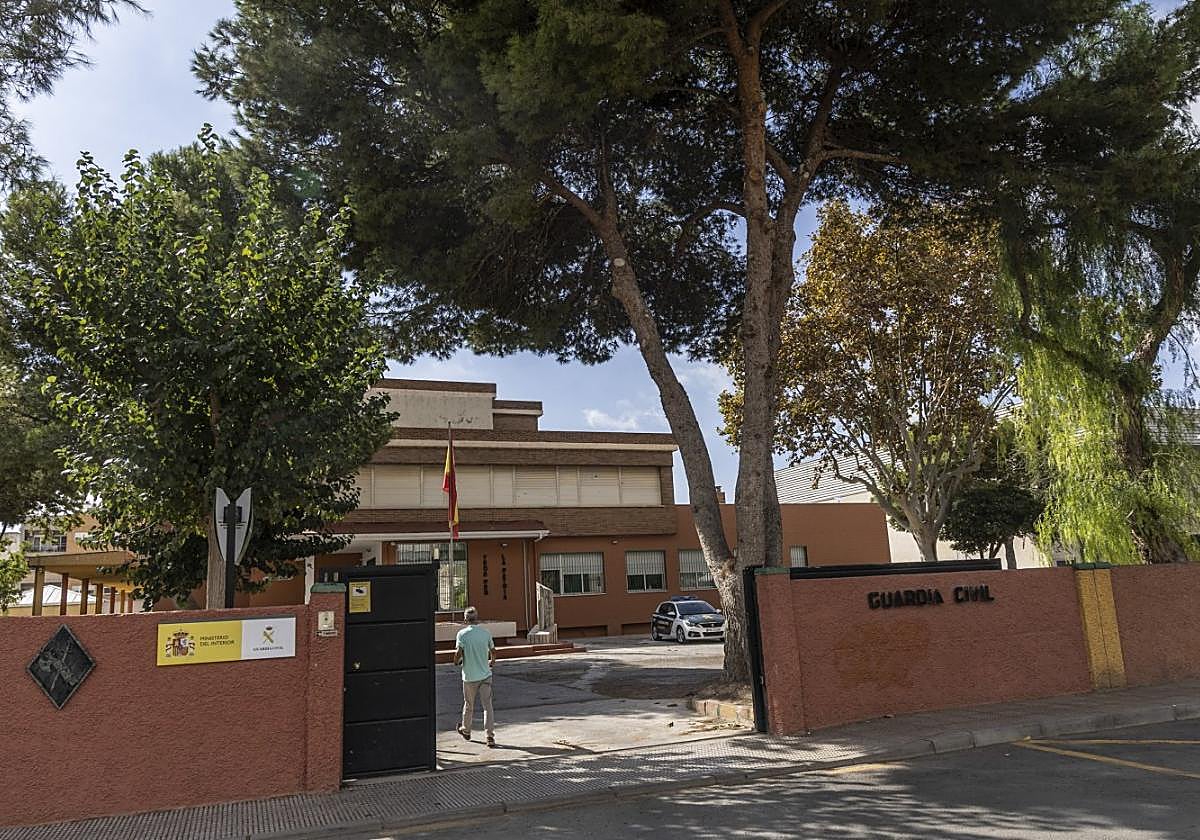 Entrada al antiguo colegio Antonio Arévalo, donde actualmente están desplazados varios servicios de la Guardia Civil.