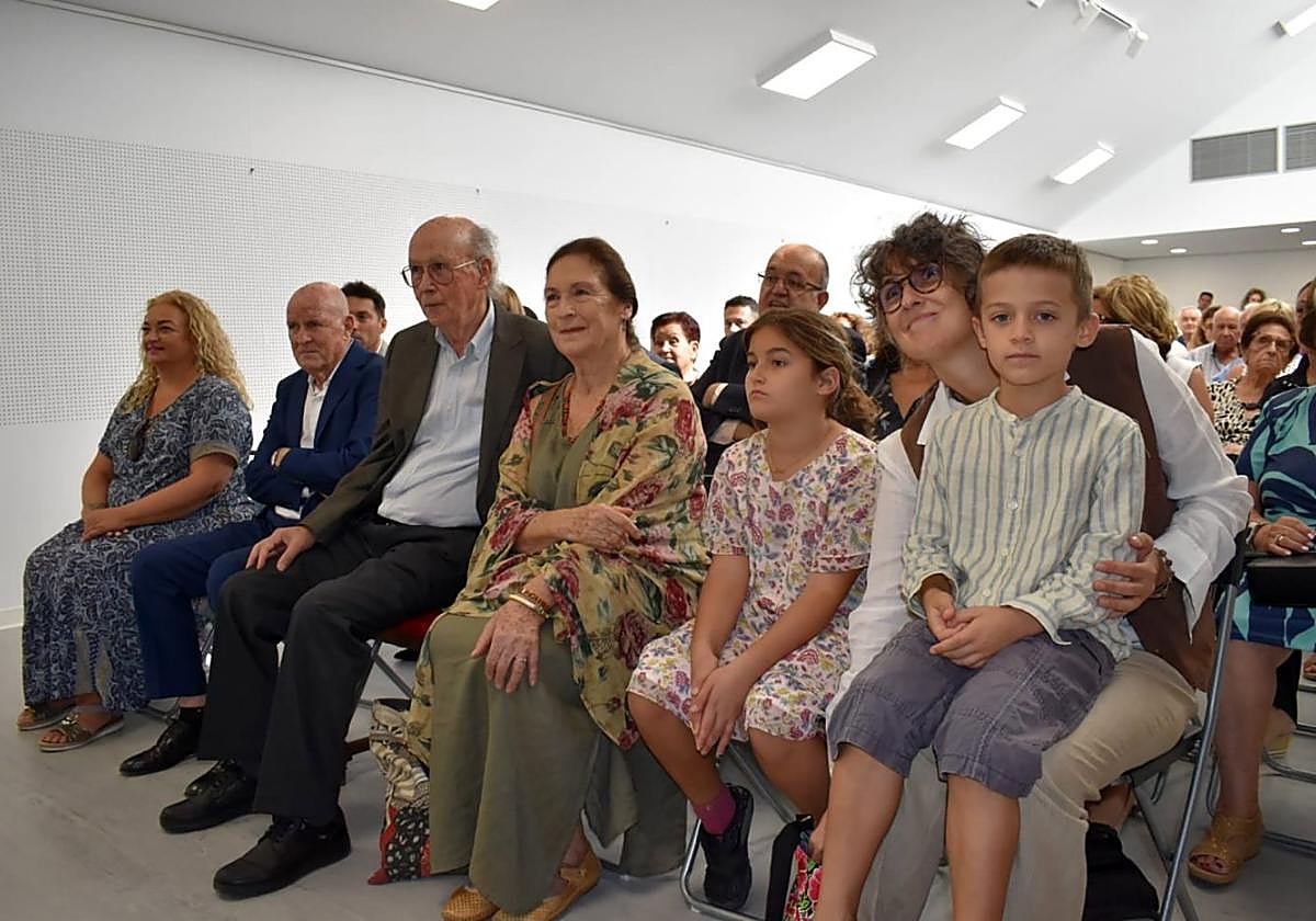 Pedro Serna y su esposa, con sus nietos, en el acto.