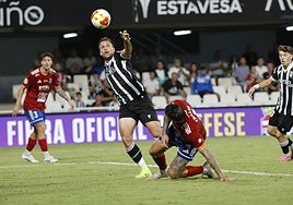 Alfredo Ortuño se prepara para rematar a la red en la acción del gol que marcó el pasado domingo contra el Tarazona.