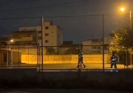 Los bomberos dentro del centro escolar en la madrugada de este martes.