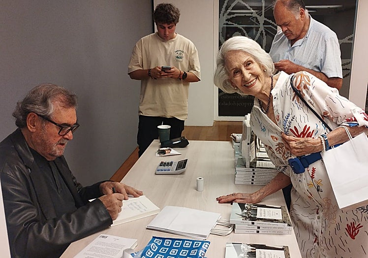 Fermín Bocos dedica un libro a una lectora, Mamen, fiel de las sesiones del Aula de Cultura de LA VERDAD.