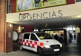 Una ambulancia en la puerta de urgencias de La Arrixaca, en una imagen de archivo.