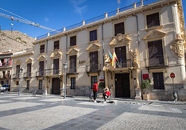 Plaza Ramón Sijé y el palacio Marqués de Rafal en Orihuela adquirido en 2022 por la Generalitat.