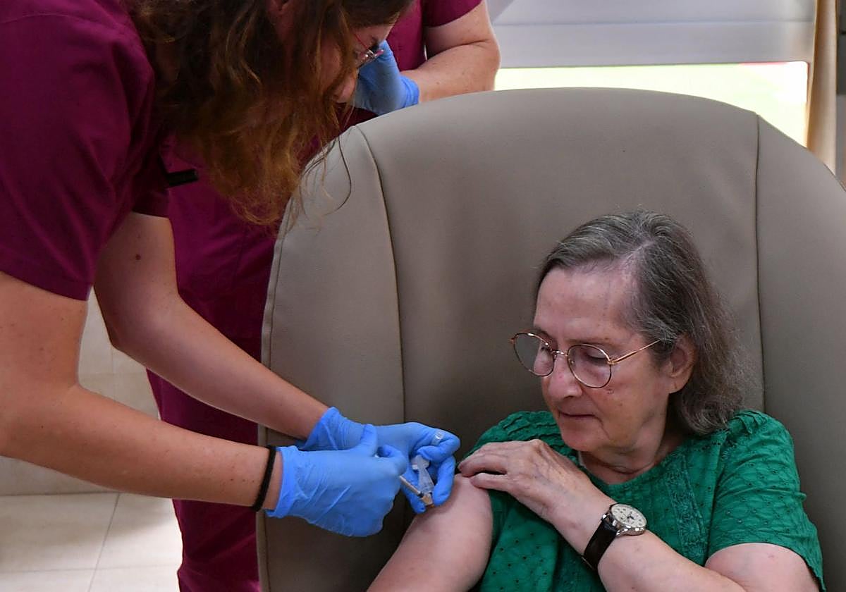 Una usuaria de la residencia Virgen del Valle de El Palmar, en Murcia, recibe la vacuna frente al virus respiratorio sincitial.