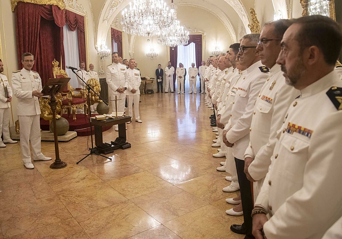 El almirante Cuquerella se dirige al personal formado en Capitanía, durante su toma de posesión.