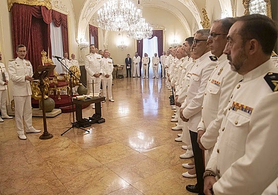 El almirante Cuquerella se dirige al personal formado en Capitanía, durante su toma de posesión.