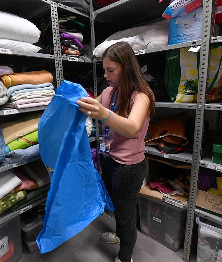 Imagen secundaria 2 - Jesús Abandonado necesita chubasqueros y ropa de abrigo para un nuevo perfil de &#039;sintecho&#039;: «Cada vez son más jóvenes»