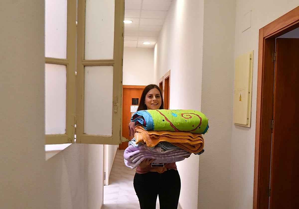 Imagen principal - Jesús Abandonado necesita chubasqueros y ropa de abrigo para un nuevo perfil de &#039;sintecho&#039;: «Cada vez son más jóvenes»