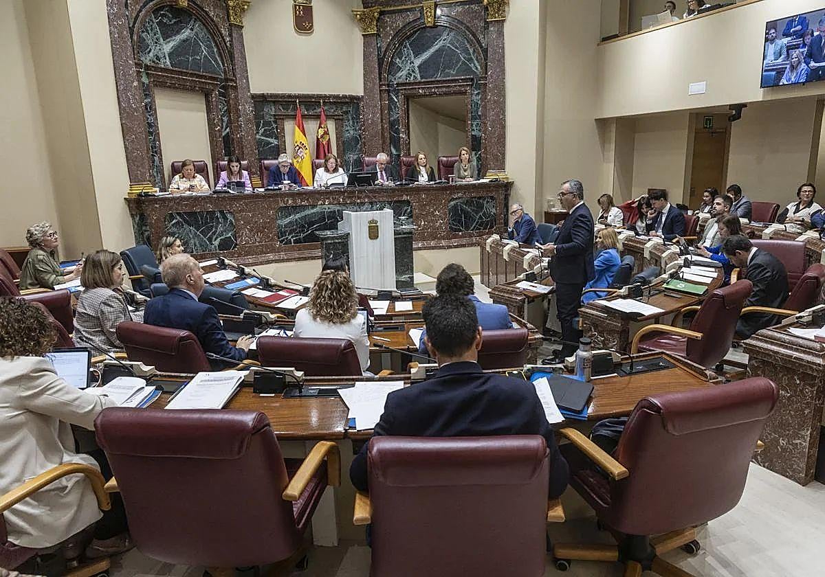 Diputados en sus escaños durante una sesión en la Asamblea Regional, en una imangen de archivo.