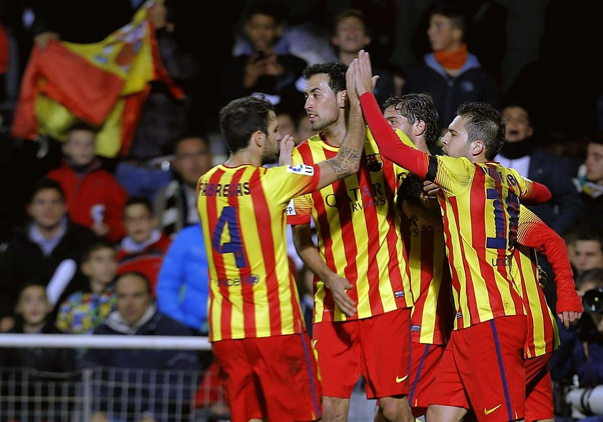 Jordi Alba celebra con Cesc, Busquets y Sergi Roberto un gol del Barça en su visita copera al Cartagonova de diciembre de 2013.