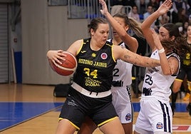 Massey se quita de encima a dos jugadoras del UZKK Student.