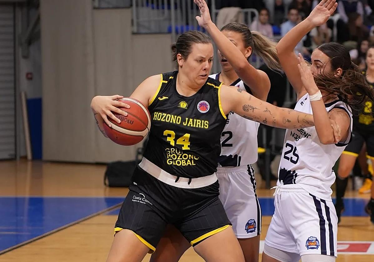 Massey se quita de encima a dos jugadoras del UZKK Student.