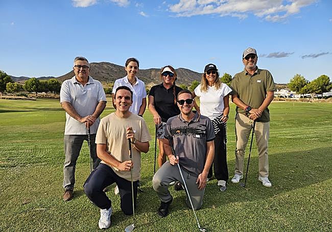 Sonrientes. Otro grupo de alumnos posan contentos tras su primer contacto con el golf, de la mano de su profesora (en el centro).