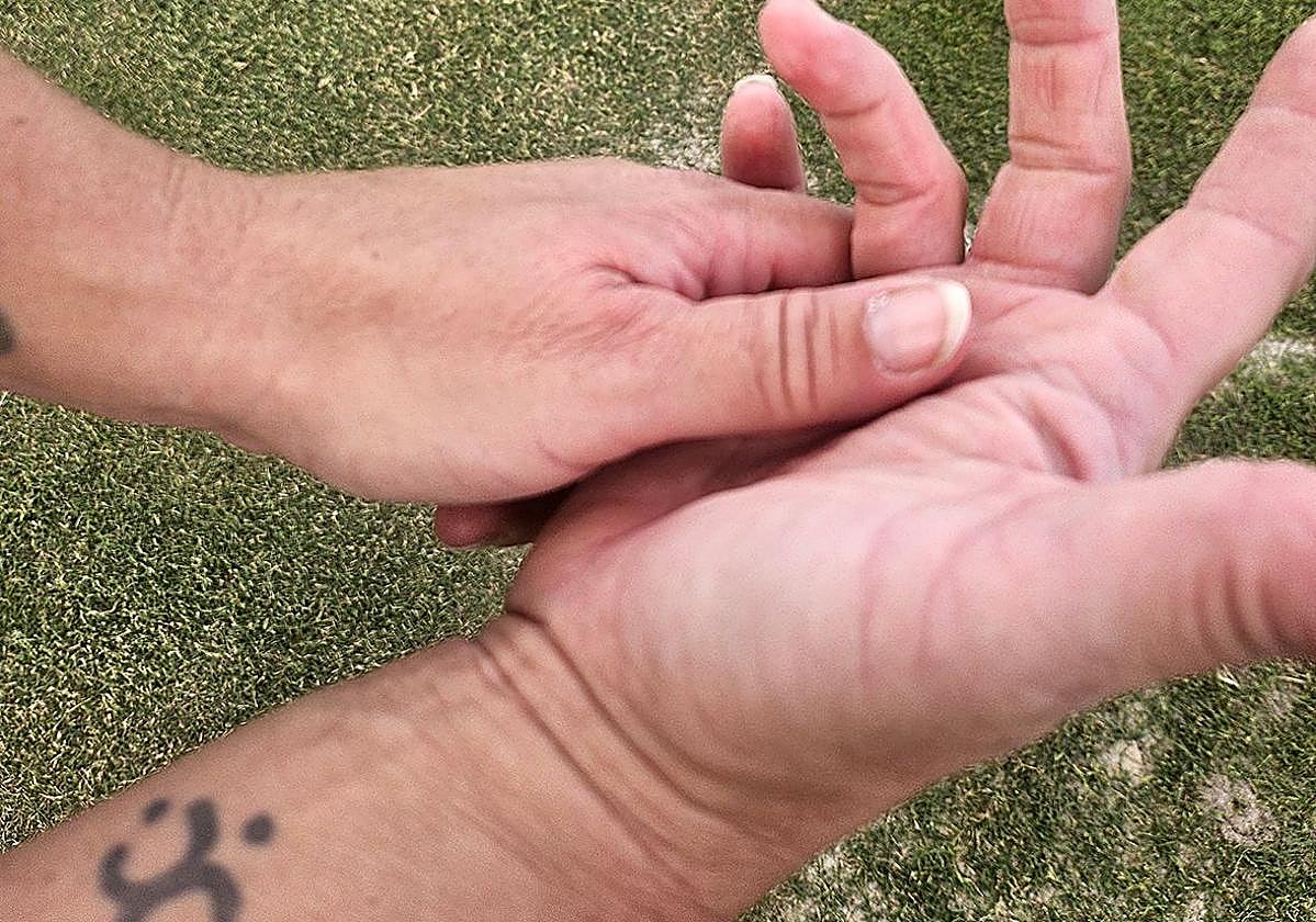 Diseñados para este deporte. La profesional Maribel Romero señala«el hueco previsto en la mano para colocar un palo de golf».