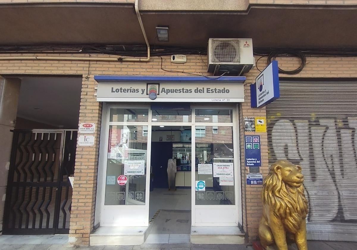 Administración de lotería de Murcia donde se vendió el boleto premiado.