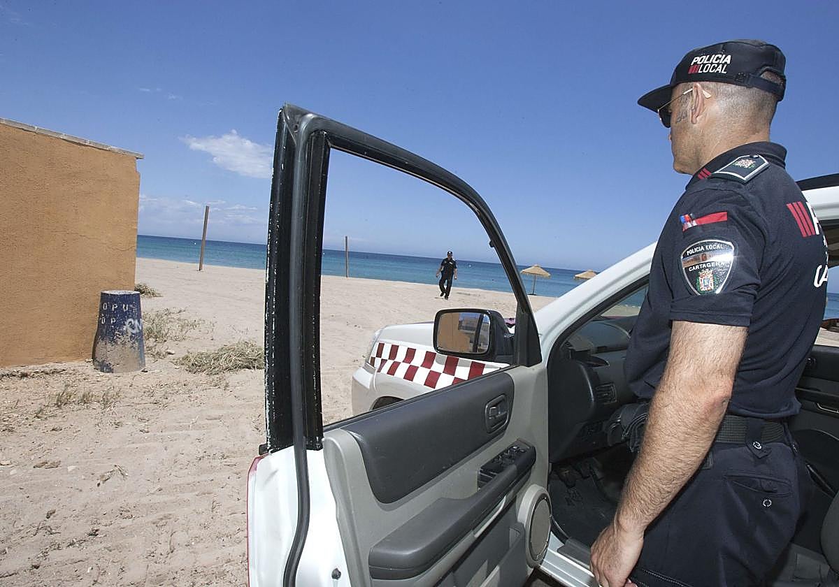 Imagen de archivo de un policía de Cartagena en una playa.