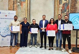 Los representantes de los establecimientos distinguidos posan junto al alcalde (centro), la directora general de Calidad Turística (2º izda) y el concjeal de Turismo (2º dcha)
