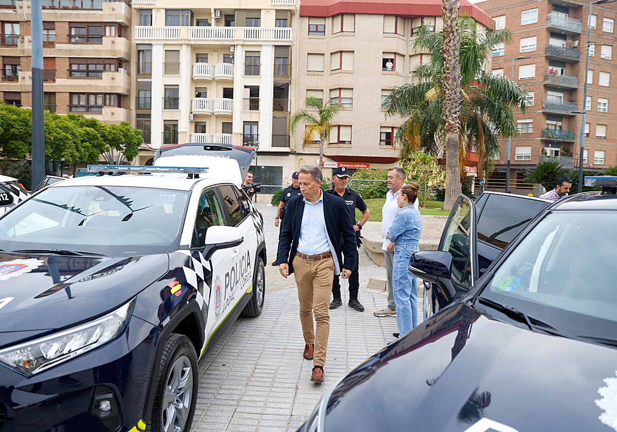 El alcalde supervisa los nuevos vehículos de la Policía Local.