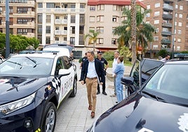 El alcalde supervisa los nuevos vehículos de la Policía Local.