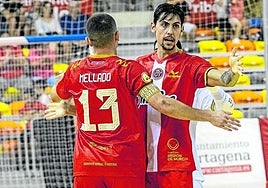 Mellado y Motta celebran un gol ante el Alzira.