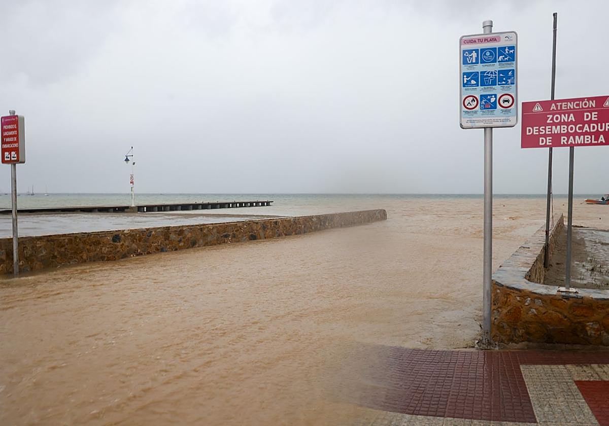 Rambla de Los Alcázares desembocando en el Mar Menor, este viernes.