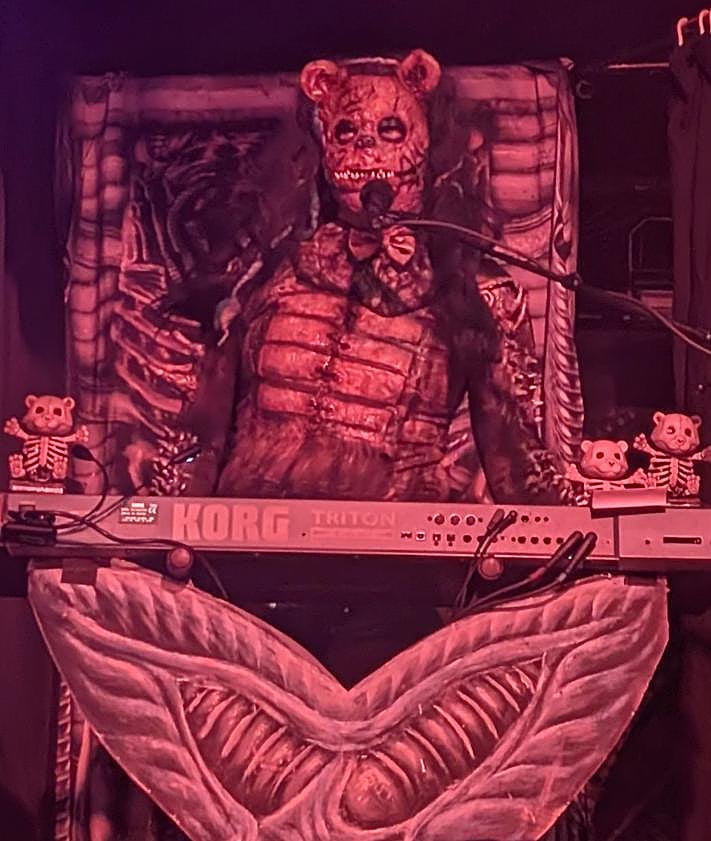 Imagen secundaria 2 - Mr. Lordi provocó al público con una manguera de humo y una sierra eléctrica. Abajo izquierda, Nalle, que sustituyó a Hella al teclado.