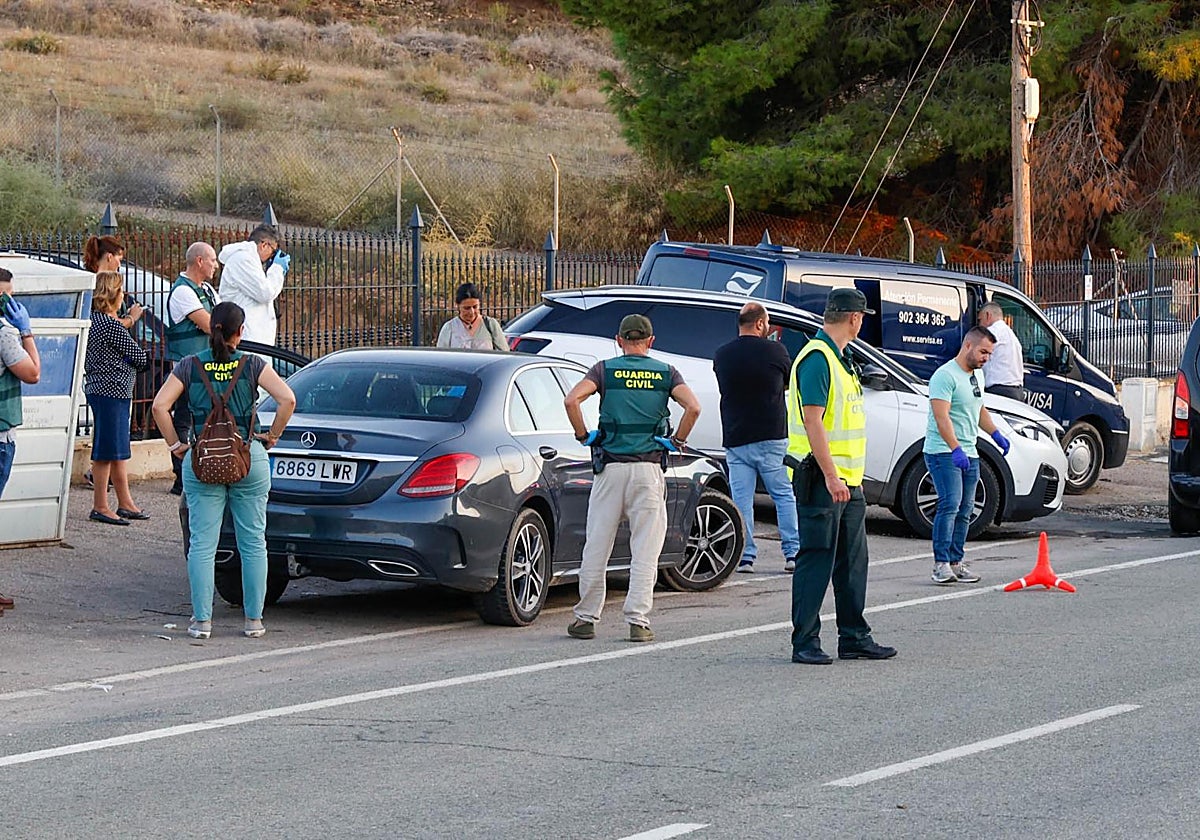 Agentes de la Guardia Civil en el dispositivo tras localizar un cadáver dentro del maletero de un coche esta semana.