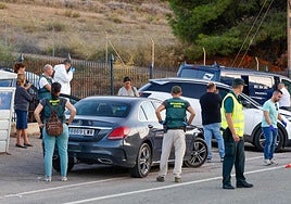 Agentes de la Guardia Civil en el dispositivo tras localizar un cadáver dentro del maletero de un coche esta semana.