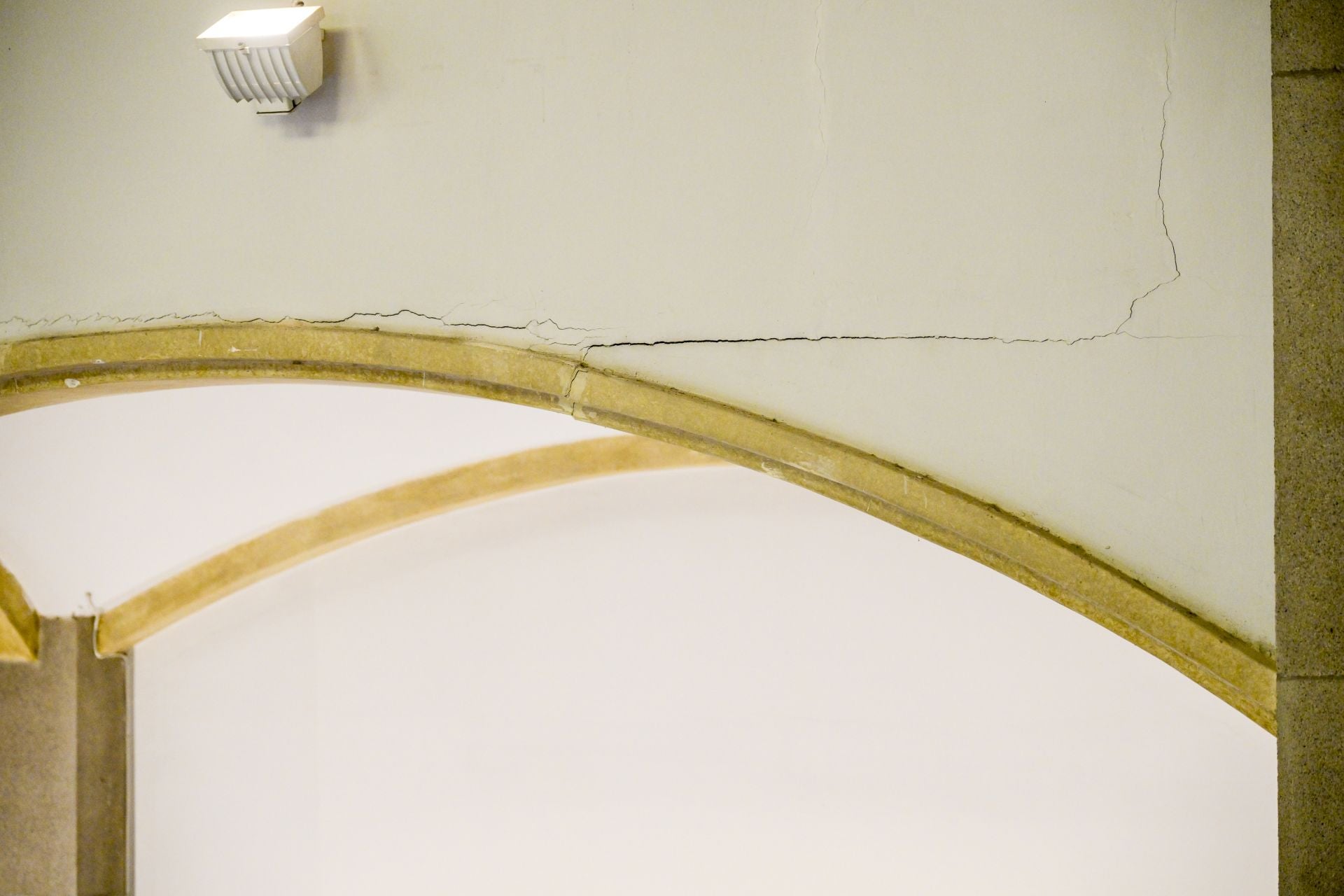 Desperfectos en la iglesia del barrio muriciano de Vistabella, en imágenes