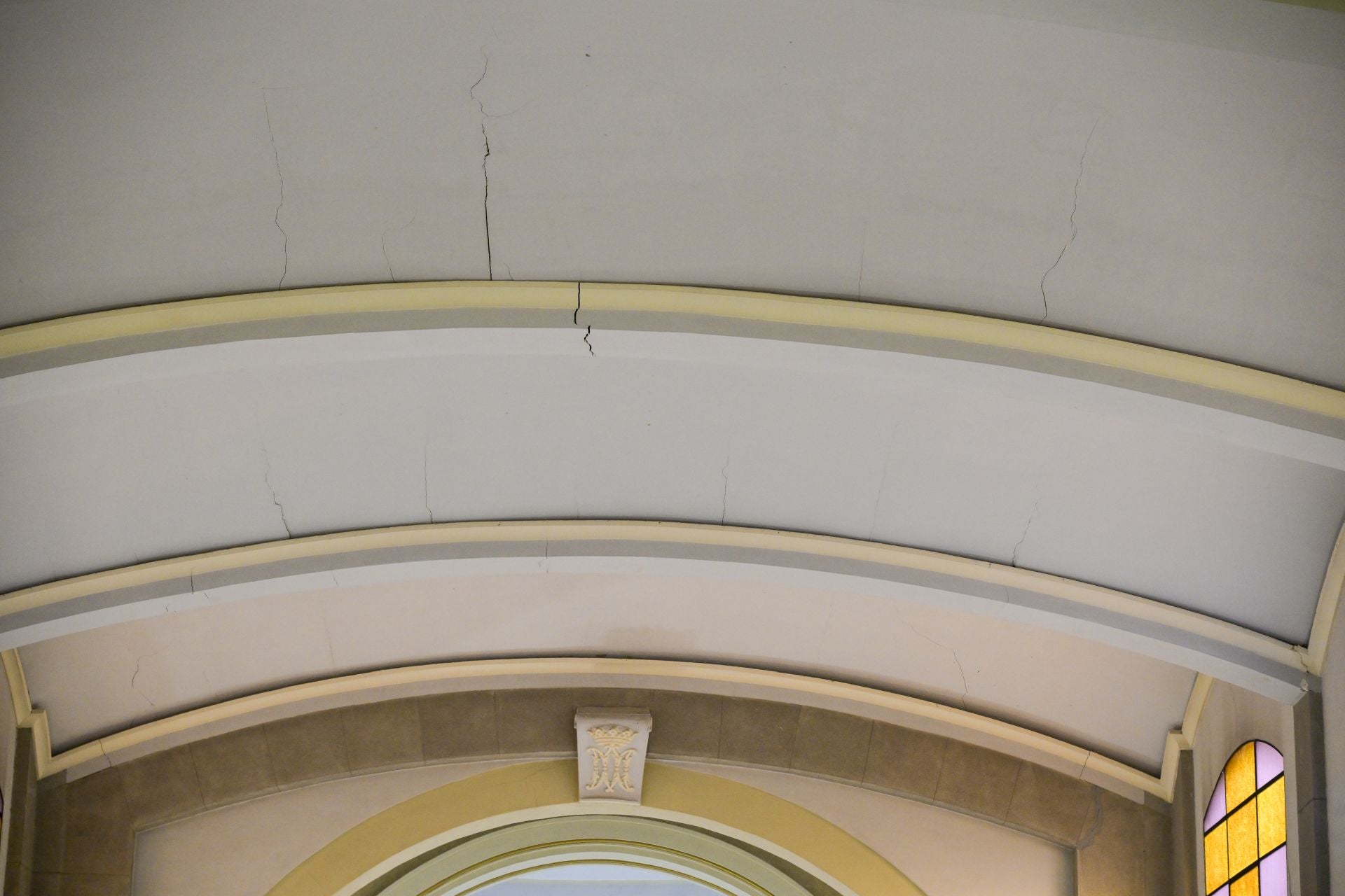 Desperfectos en la iglesia del barrio muriciano de Vistabella, en imágenes