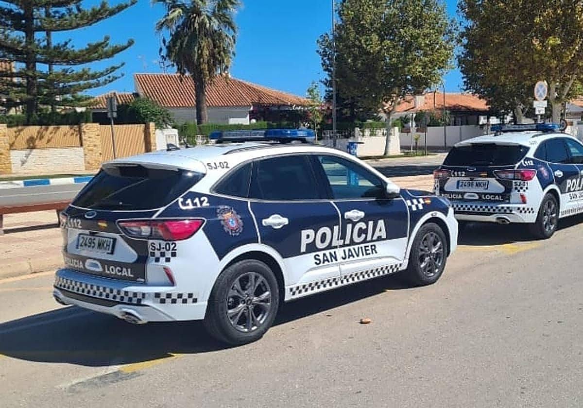 Dos vehículos de la Policía Local de San Javier.