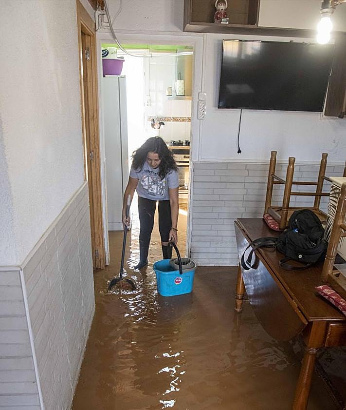 Imagen secundaria 2 - Tareas de limpieza en las casas de Los Nietos, este viernes.