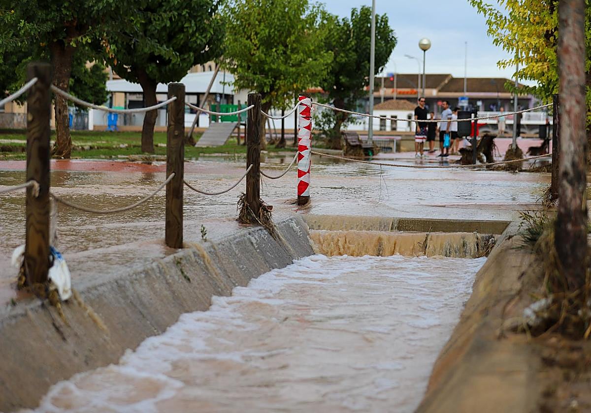 Las ramblas de San Javier seguían llevando gran cantidad de agua este sábado.