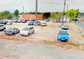 Parcela que será remodelada por el Ayuntamiento, empleada ya para el estacionamiento.