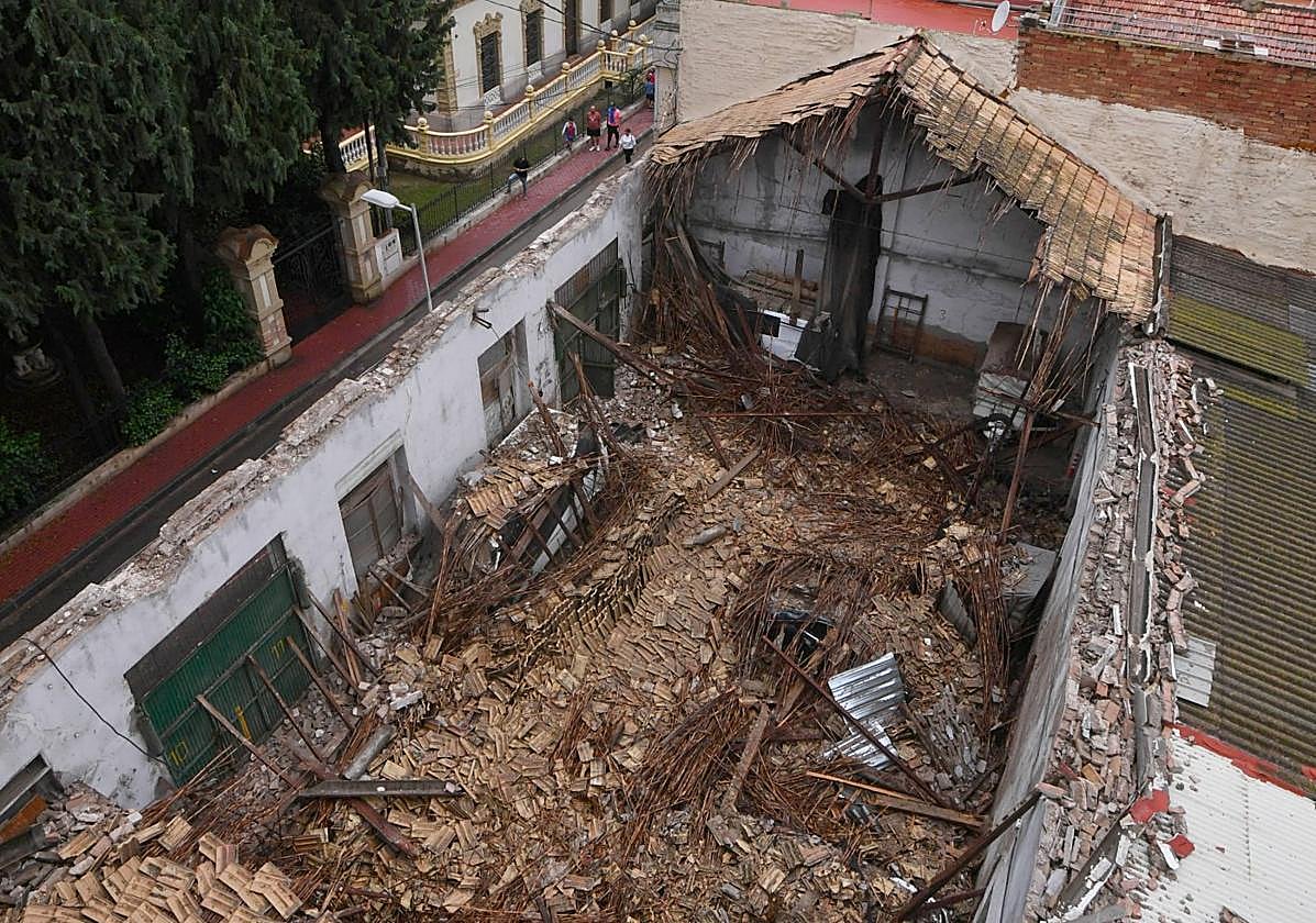 Hundimiento del techo de un antiguo almacén, utilizado como aparcamiento privado.