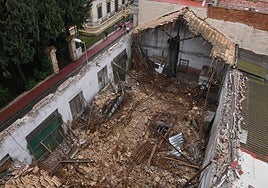 Hundimiento del techo de un antiguo almacén, utilizado como aparcamiento privado.