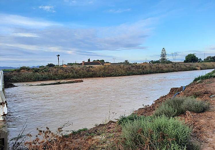 Así de cargado de agua iba el Albujón hacia su desembodura en Bahía Bella a primera hora de la mañana.