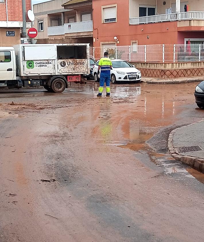 Imagen secundaria 2 - Así amanecían este sábado las calles de El Algar