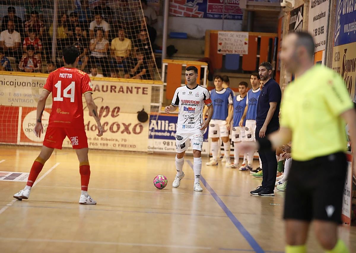 Imagen secundaria 1 - El Jimbee se deja el liderato en un último minuto terrible