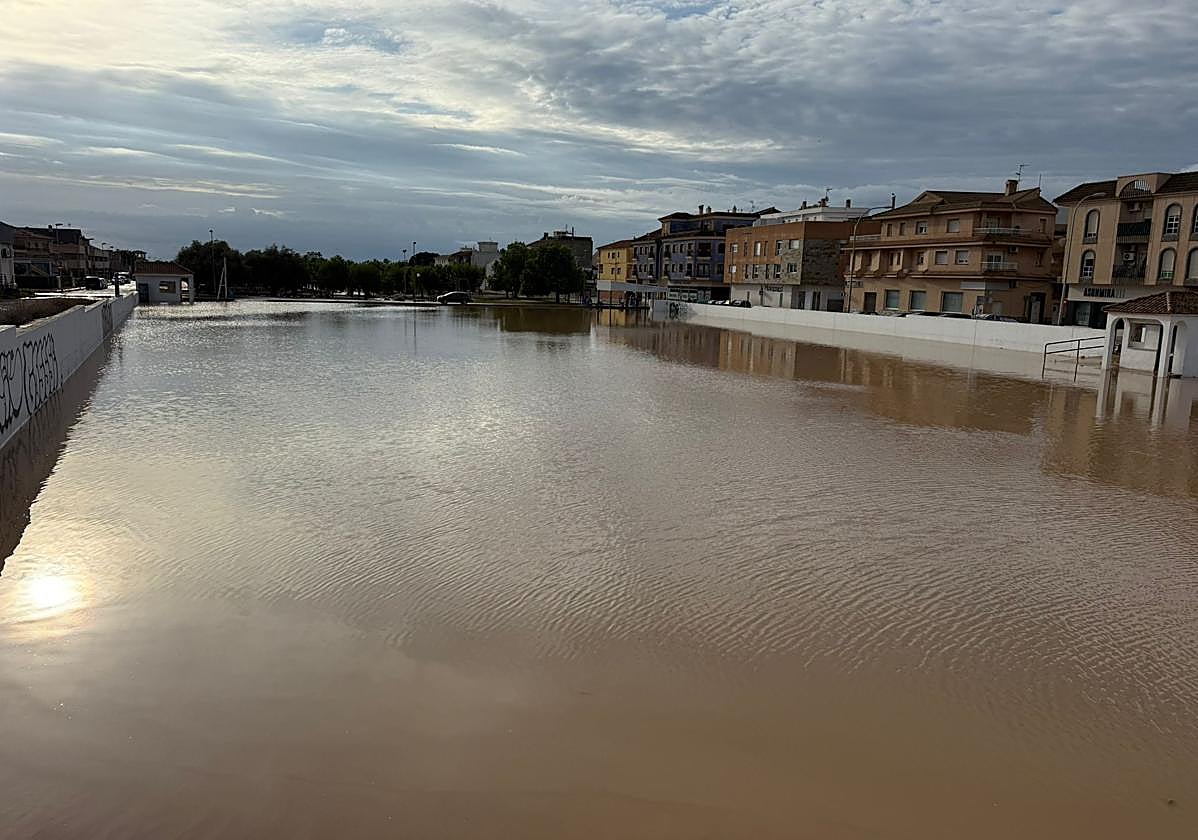 Estado de la avenida de Pinatar, en San Javier, este sábado por la mañana.
