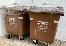 Contenedores marrones en una imagen de archivo.