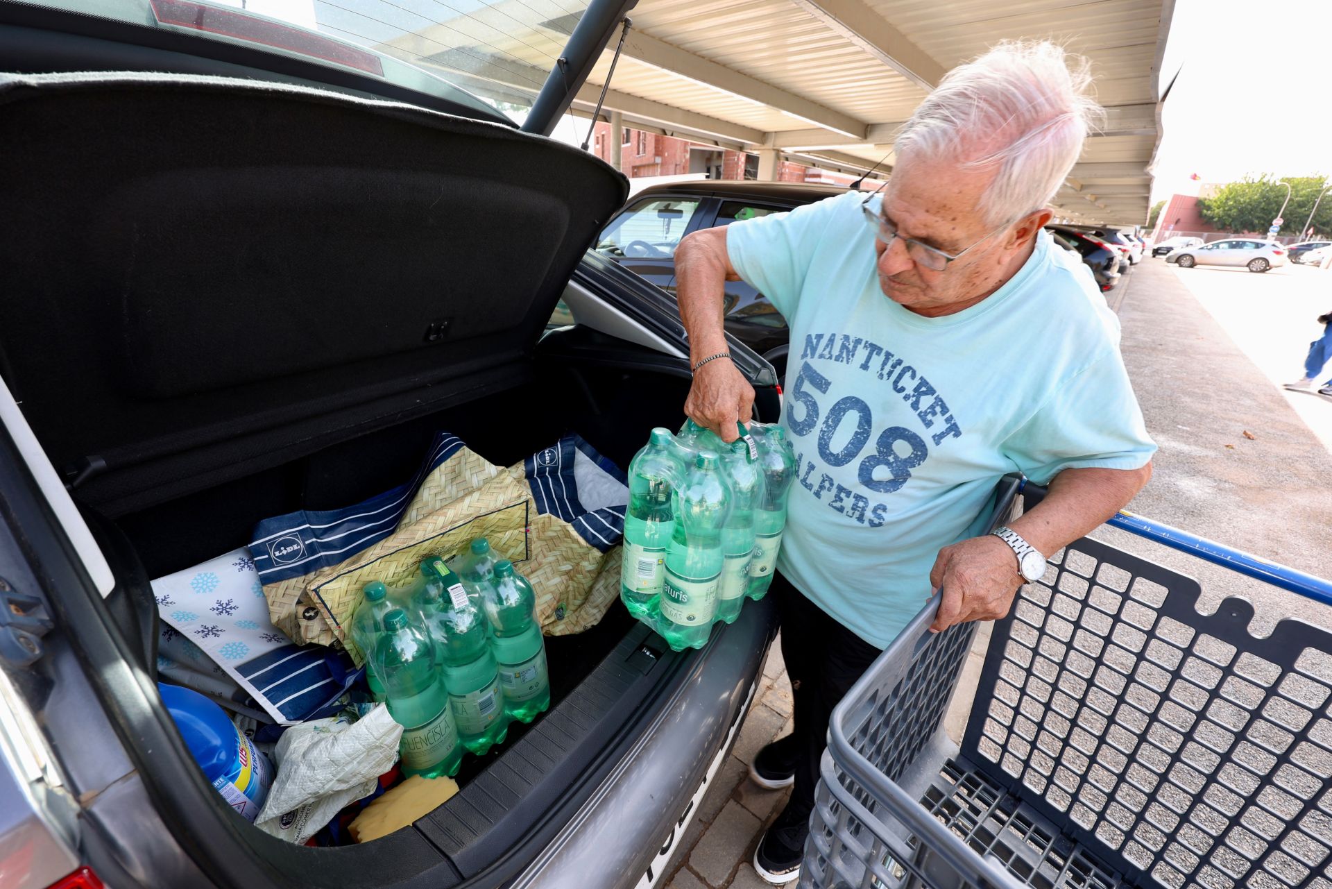 El reparto de agua en las zonas de la Región de Murcia más afectadas por el paso de la dana &#039;Alice&#039;, en imágenes