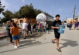 El reparto de agua en las zonas de la Región de Murcia más afectadas por el paso de la dana 'Alice', en imágenes