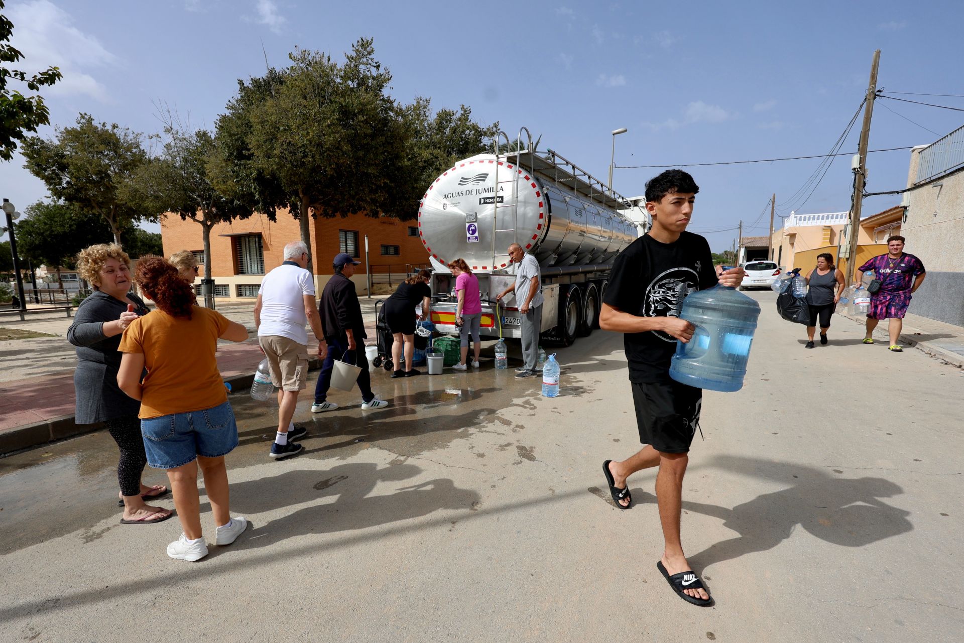 El reparto de agua en las zonas de la Región de Murcia más afectadas por el paso de la dana &#039;Alice&#039;, en imágenes