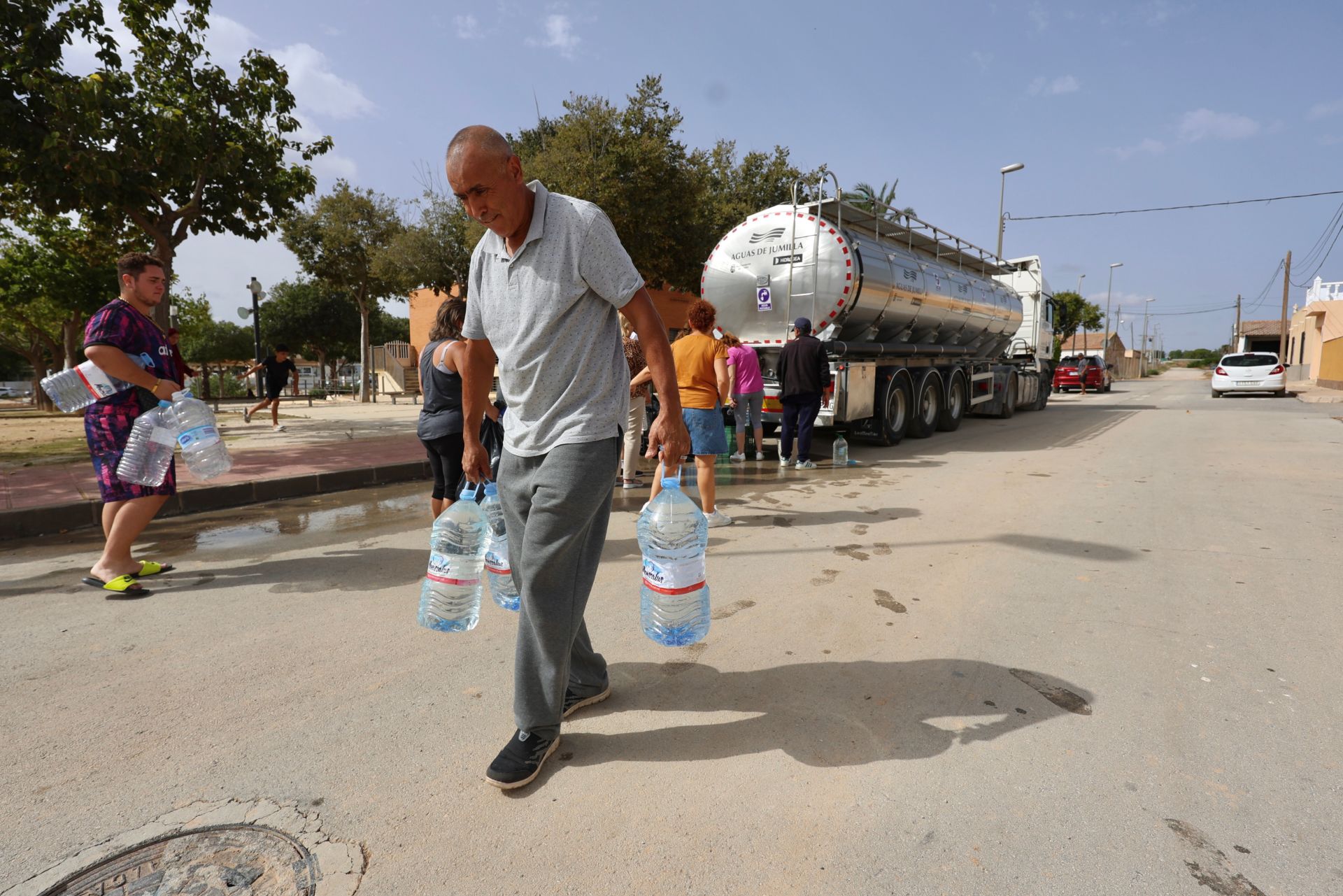 El reparto de agua en las zonas de la Región de Murcia más afectadas por el paso de la dana &#039;Alice&#039;, en imágenes