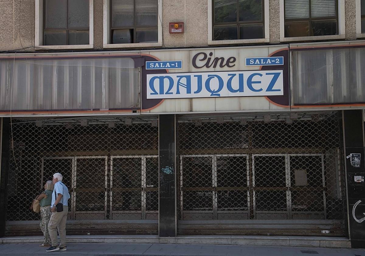 Dos personas caminan frente a la fachada del cine Máiquez, que estuvo en funcionamiento desde 1878 hasta 2004.